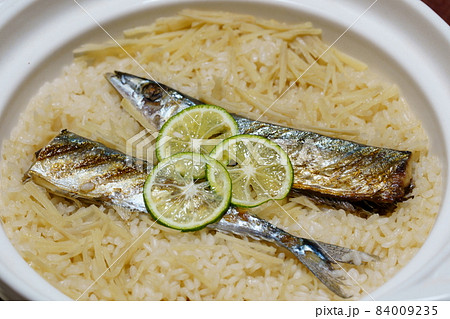 秋刀魚の炊き込みご飯　土鍋で炊きたてのサンマ飯 84009235
