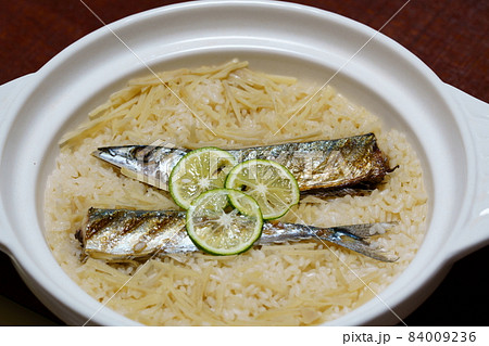 秋刀魚の炊き込みご飯 土鍋で炊きたてのサンマ飯 秋刀魚の炊き込みご飯 土鍋で炊きたてのサンマ飯 84009236