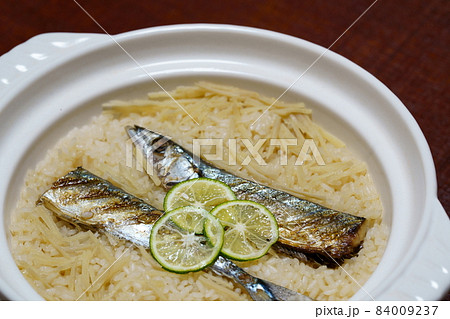 秋刀魚の炊き込みご飯　土鍋で炊きたてのサンマ飯 84009237