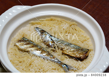 秋刀魚の炊き込みご飯　土鍋で炊きたてのサンマ飯 84009238