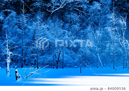 王滝村自然湖の風景（冬） 84009536