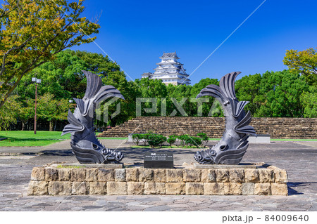 兵庫県姫路市　城見台公園に置かれたしゃちほこのレプリカと快晴の国宝姫路城天守 84009640