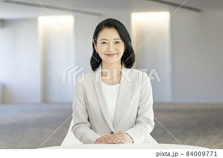 カメラ目線のミドルのビジネスウーマン 撮影協力「LINK FOREST」 カメラ目線のミドルのビジネスウーマン 撮影協力「LINK FOREST」 84009771