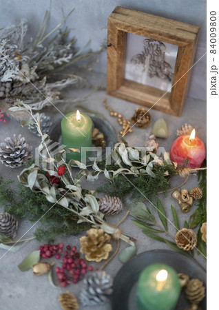 クリスマスのディスプレイとキャンドル クリスマスのディスプレイとキャンドル 84009800