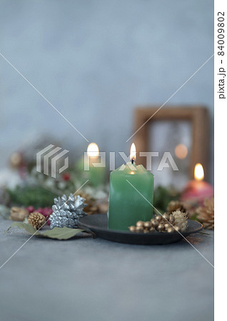 クリスマスのディスプレイとキャンドル 84009802