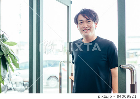 スポーツジムに来た男性 スポーツジムに来た男性 84009821