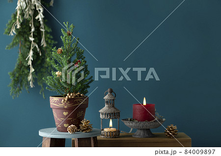 クリスマスのディスプレイとキャンドル 84009897