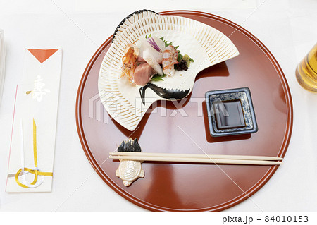 つるのお皿に刺し身の彩り 84010153