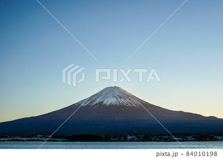 夕方の富士山と河口湖 夕方の富士山と河口湖 84010198