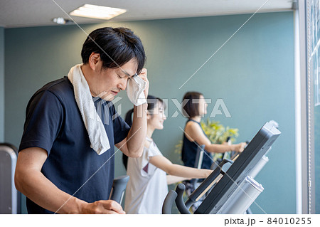 ハードなトレーニングをする男性 ハードなトレーニングをする男性 84010255