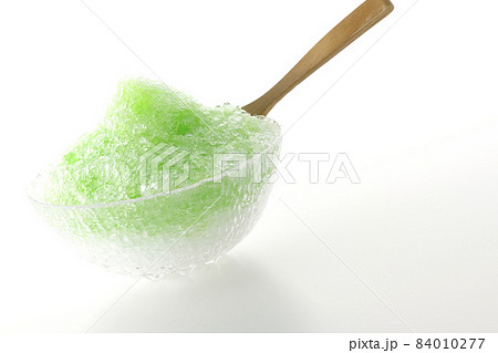 メロン味のシロップがかかっているかき氷を白背景で撮影 メロン味のシロップがかかっているかき氷を白背景で撮影 84010277