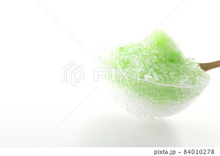 メロン味のシロップがかかっているかき氷を白背景で撮影 84010278
