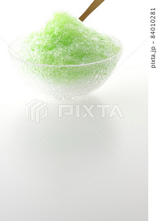 メロン味のシロップがかかっているかき氷を白背景で撮影 84010281