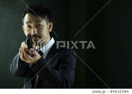 モデルガンで遊ぶヒゲの人 84010384