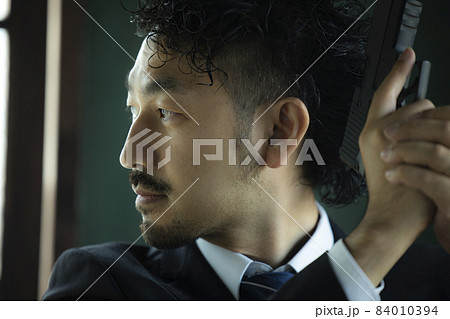 モデルガンで遊ぶヒゲの人 モデルガンで遊ぶヒゲの人 84010394