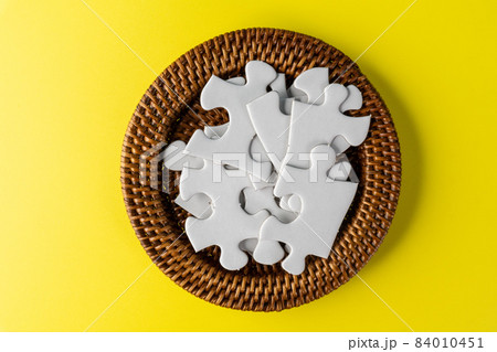 White jigsaw puzzle in container 84010451