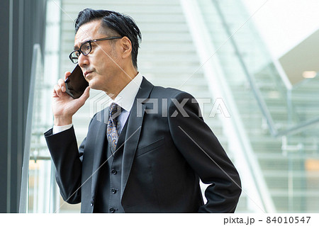 ビジネスマン スマホ ミドル男性 撮影協力 : LINK FOREST ビジネスマン スマホ ミドル男性 撮影協力 : LINK FOREST 84010547