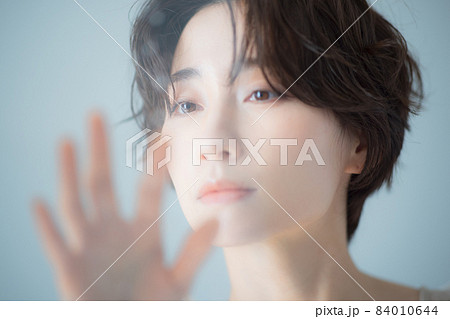 ショートヘアの女性 雨 ショートヘアの女性 雨 84010644