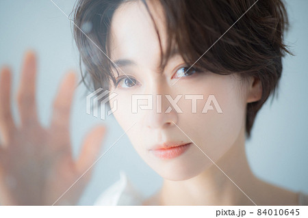 ショートヘアの女性　雨 84010645