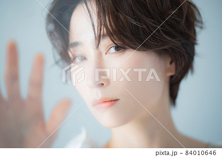 ショートヘアの女性 雨 ショートヘアの女性 雨 84010646