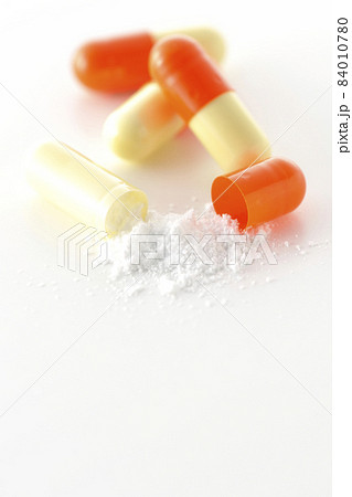 中身が出ているカプセル剤のみを白背景で撮影 中身が出ているカプセル剤のみを白背景で撮影 84010780