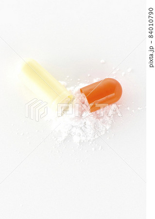 中身が出ているカプセル剤のみを白背景で撮影 中身が出ているカプセル剤のみを白背景で撮影 84010790