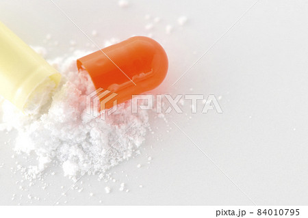 中身が出ているカプセル剤のみを白背景で撮影 中身が出ているカプセル剤のみを白背景で撮影 84010795