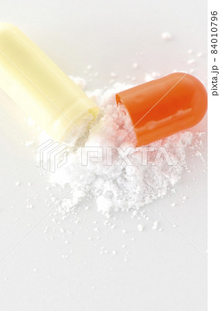 中身が出ているカプセル剤のみを白背景で撮影 中身が出ているカプセル剤のみを白背景で撮影 84010796