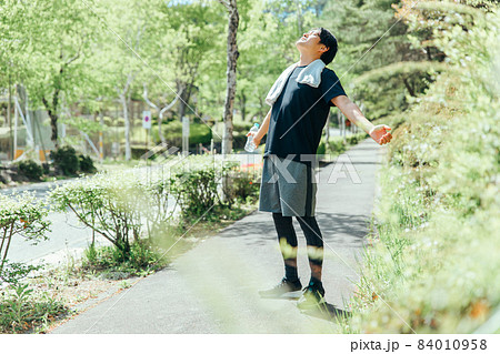 深呼吸する男性 84010958