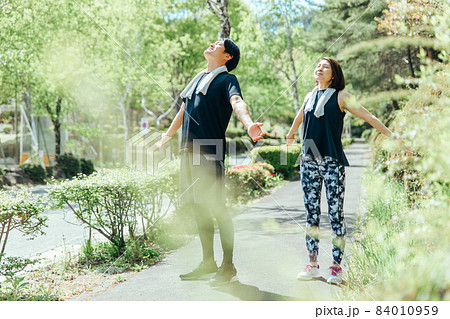 深呼吸する男女 深呼吸する男女 84010959