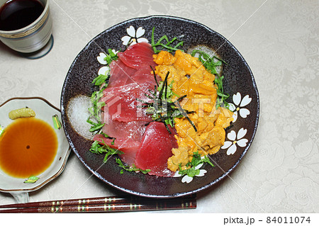 ウニとマグロの丼ぶり 84011074