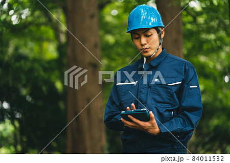 ヘルメットをかぶる公園整備工事業者 84011532