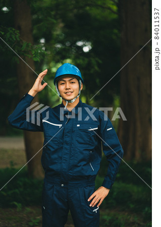 ヘルメットをかぶる公園整備工事業者 ヘルメットをかぶる公園整備工事業者 84011537