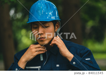 ヘルメットをかぶる公園整備工事業者 ヘルメットをかぶる公園整備工事業者 84011545