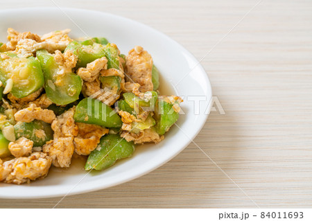 Stir Fried Angled Gourd with Egg 84011693