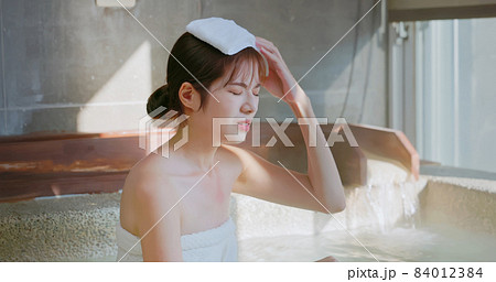 woman headache in hot spring 84012384