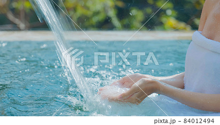 woman hands under falling water 84012494
