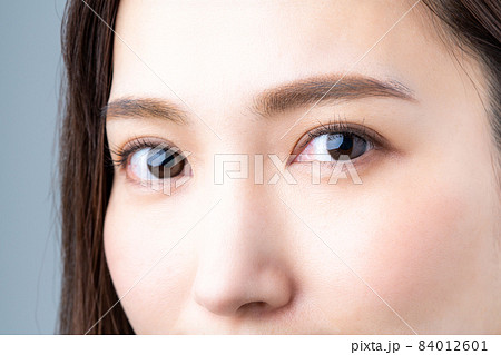若い女性の瞳 84012601