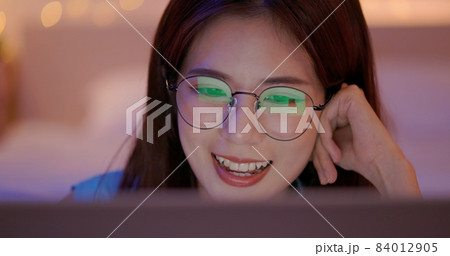 woman glasses with shopping web 84012905