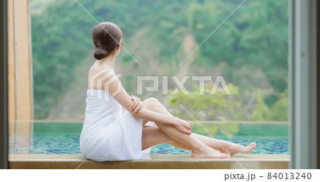 Sit by hot spring pool 84013240