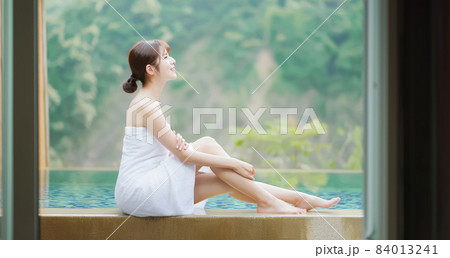 Sit by hot spring pool 84013241