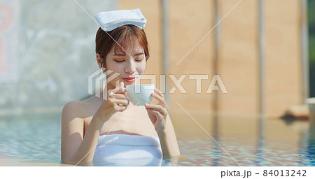 woman drink coffee in water 84013242
