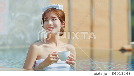 woman drink coffee in water 84013243