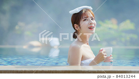 woman drink coffee in water 84013244