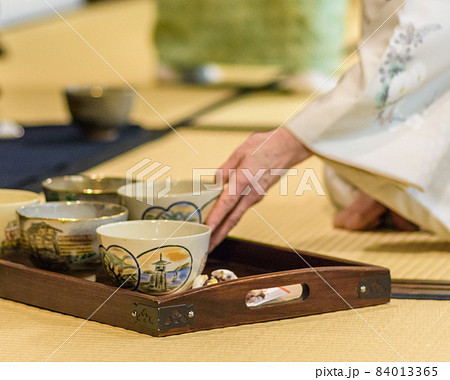 Ceremonial preparation of Japanese green tea matcha 84013365