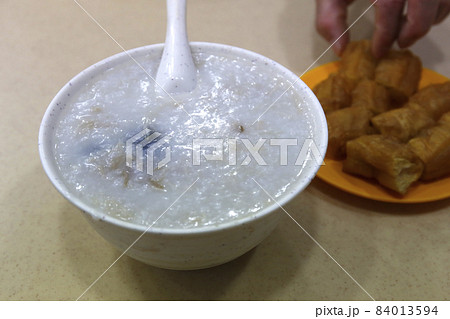 香港の広東風の粥。奥は油条と呼ばれる揚げパン 香港の広東風の粥。奥は油条と呼ばれる揚げパン 84013594