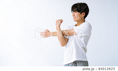 ストレッチ　伸び　若い男性 84013625