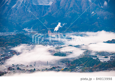 秩父武甲山の麓の工場と雲海 秩父武甲山の麓の工場と雲海 84013998