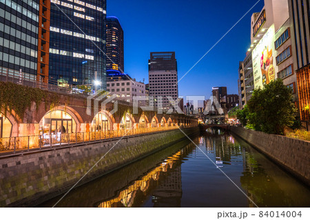 《東京都》万世橋とオフィスビルの夜景 《東京都》万世橋とオフィスビルの夜景 84014004