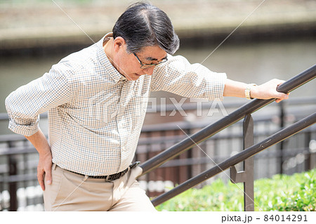 腰痛　シニア男性　辛い 84014291
